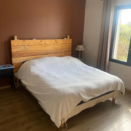 Beautiful Architectural 10 Pool Beds Vila